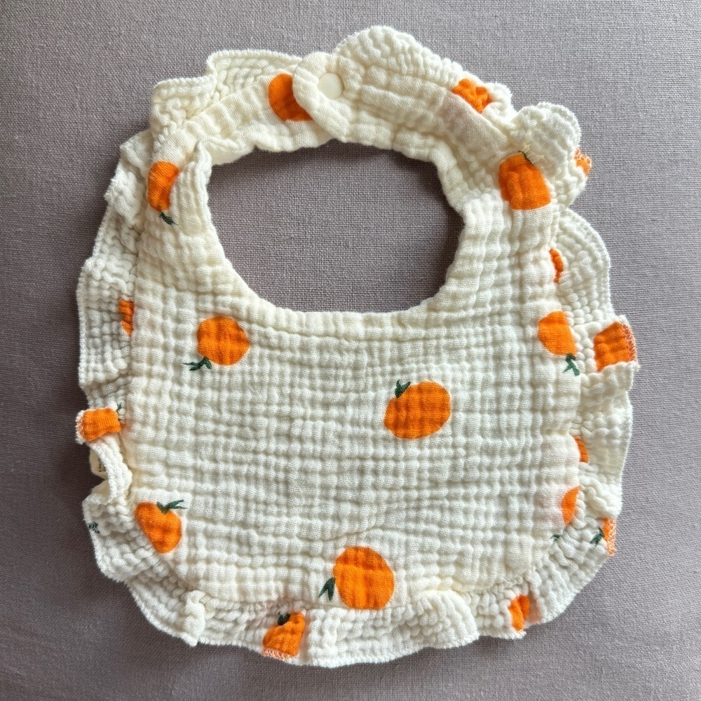 Muslin Ruffle Bib with Oranges - Picture 4 of 8